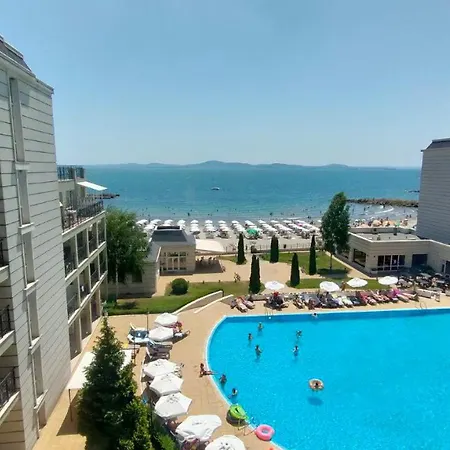 Apartment първа линия *