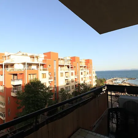 Apartment първа линия *