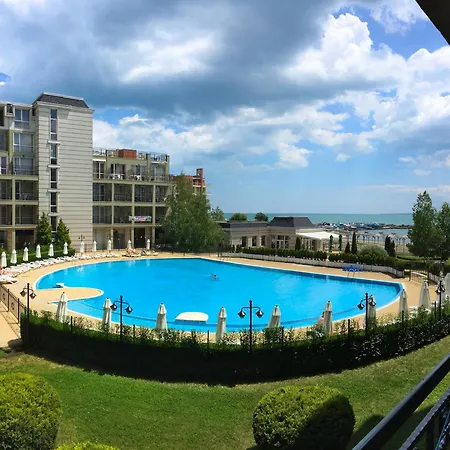 Apartment първа линия *