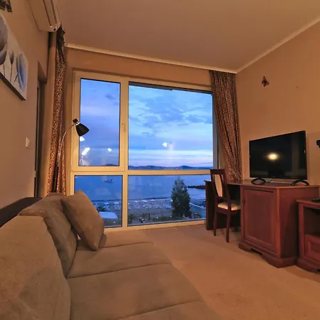 Apartamento първа линия